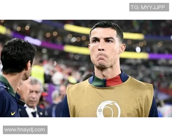 踮脚拍照的足球明星展现独特魅力与个性风采的瞬间